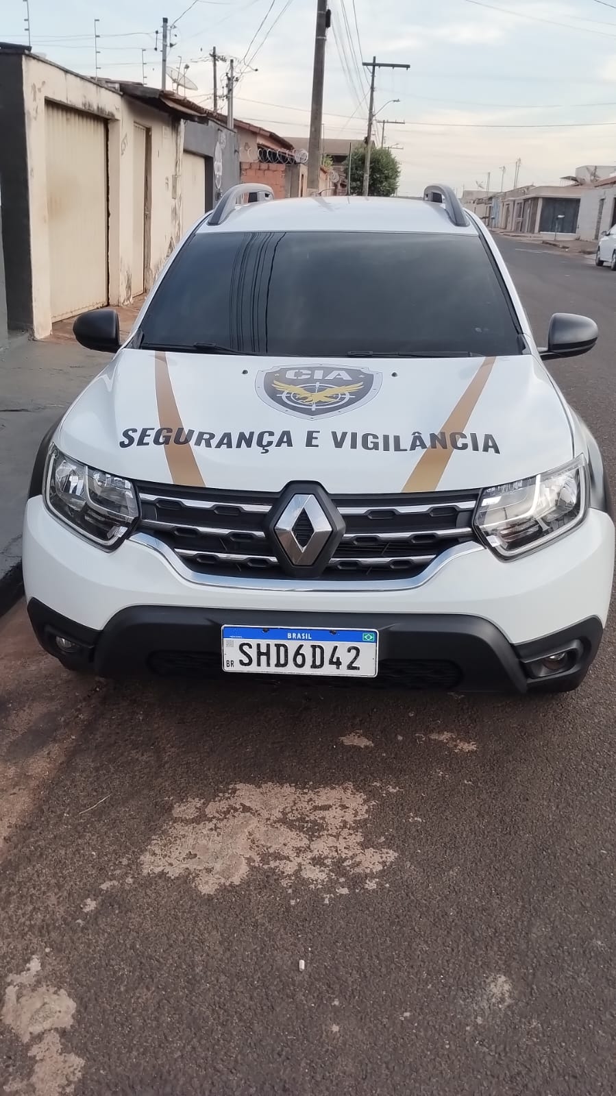 Frente da viatura Renault Duster identificada da CIA Segurança e Vigilância